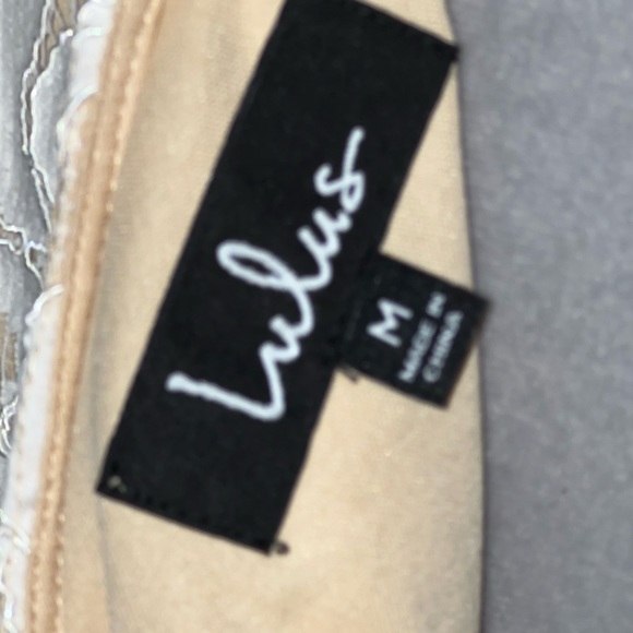 🩷 LULUS lace cream colored dress - sheer lined size medium - Picture 9 of 12